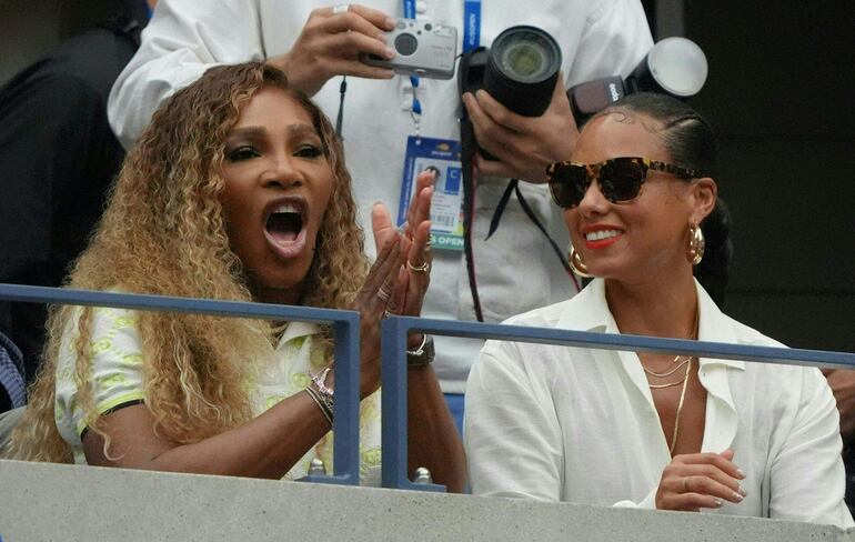 La extenista Serena Williams se mostró eufórica durante el partido entre el ruso Andrey Rublev y el búlgaro Grigor Dimitrov en el US Open. (TIMOTHY A. CLARY / AFP)