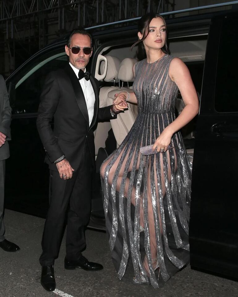 La bella Nadia Ferreira desciende del lujoso automóvil ayudada por su esposo Marc Anthony. La imagen fue captada a su llegada al exclusivo club Oswald’s de Londres. (Instagram/Nadia Ferreira)