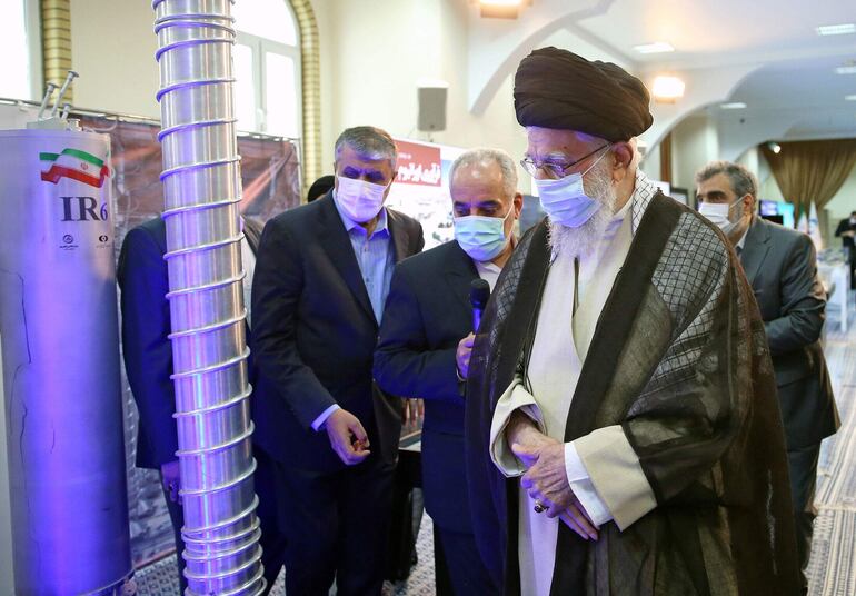 El líder supremo de Irán, Ayatolá Ali Khamenei, junto a las autoridades de la Organización de Energía Atómica de Irán. (archivo)