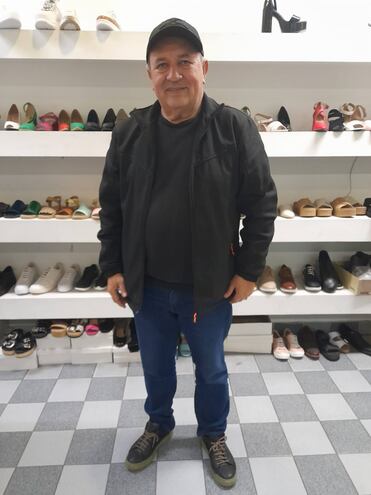 Salomón Santacruz, el zapatero paraguayo que hoy se candidata a concejal en La Matanza, Argentina.