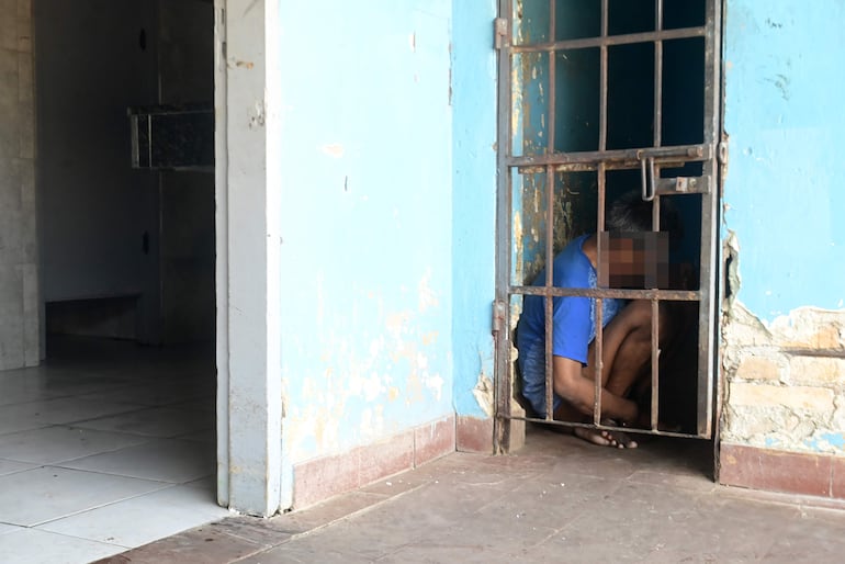 Paciente del Hospital Psiquiátrico en una habitación de seguridad. 