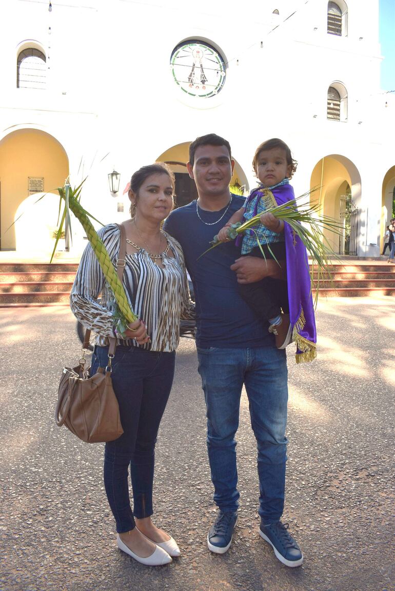 Micaela González, Rosalino Mendoza y en brazos de su padre el promesero, Iker Emanuel.