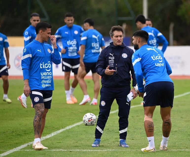 Guillermo Barros Schelotto, dialogando con Matías Rojas y Omar Alderete en el entrenamiento de la Albirroja este martes en el CARDE de Ypané.