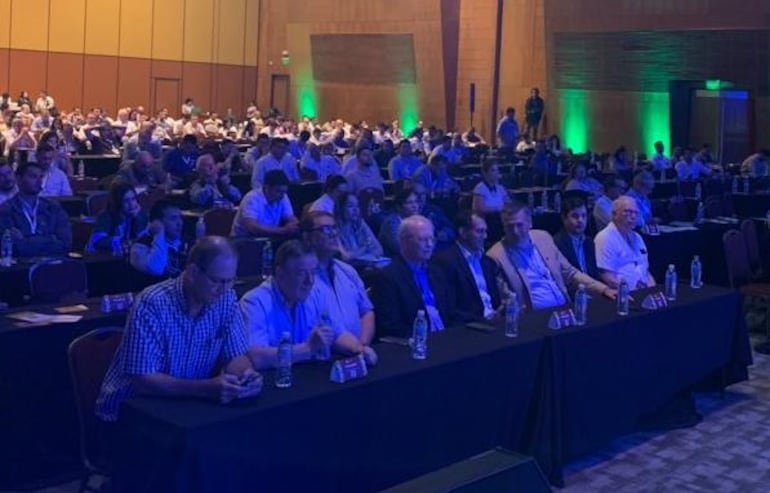 El presidente de la ARP, Dr. Pedro Galli y el presidente de la UGP, Ing. Héctor Cristaldo, entre otros representantes de gremios y autoridades del sector agropecuario del Paraguay, en el foro del CEA 2023.