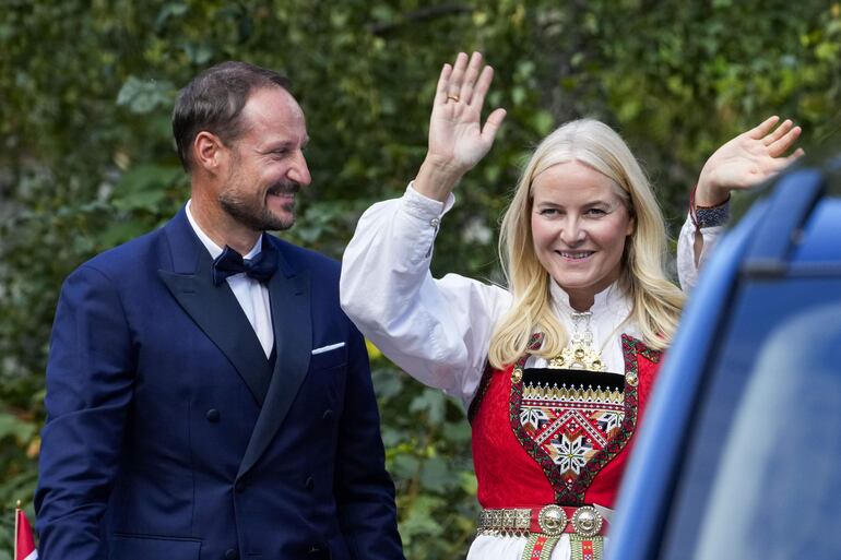 El príncipe heredero de Noruega Haakon y la princesa Mette-Marit vestida con el atuendo tradicional de Noruega.