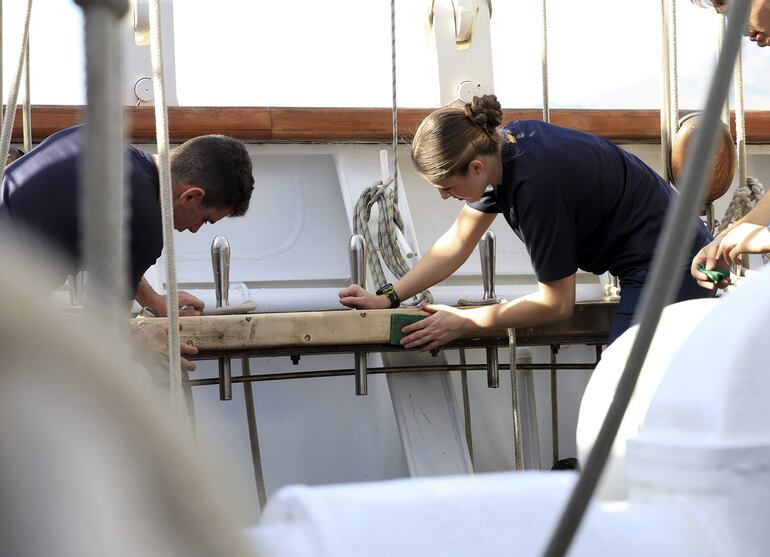 La princesa Leonor realiza en tareas de limpieza en la cubierta del buque Sebastián Elcano.