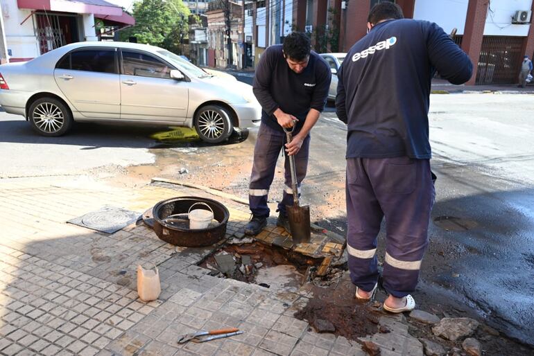 Caño roto en Herrera esquina Yegros