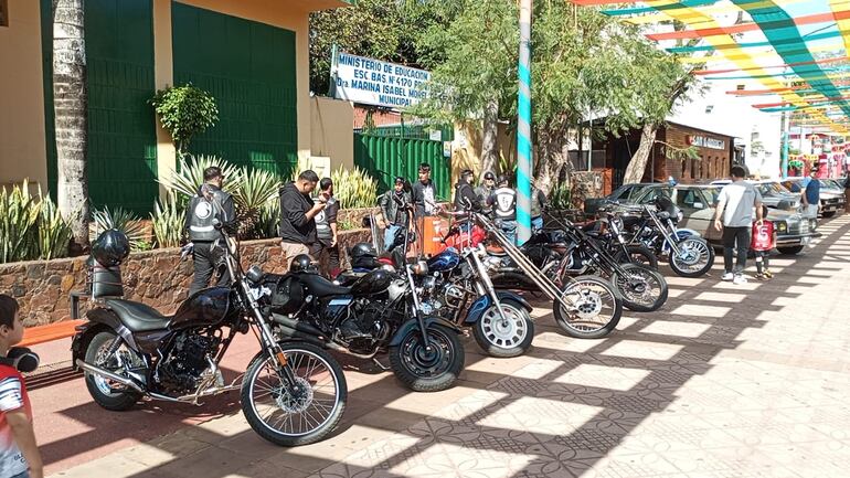 Las motos choperas también participaron del desfile de vehículos antigüos.