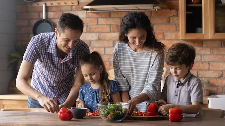 Familia cocinando.