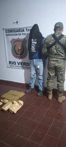 Franz Luis Pérez Rivera, con los panes de cocaína prensada que los policías encontraron en su poder.