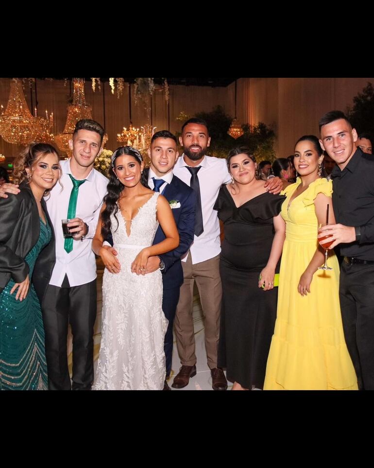 Isabel Valdez y Sebastián Ferreira rodeados de algunos invitados a su fiesta de boda. (Instagram/Rubí Samudio)