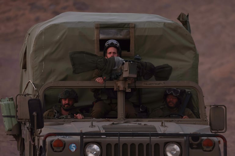 Soldados israelíes a bordo de un vehículo militar en un lugar no revelado en el norte de Israel, cerca de la frontera con el Líbano.