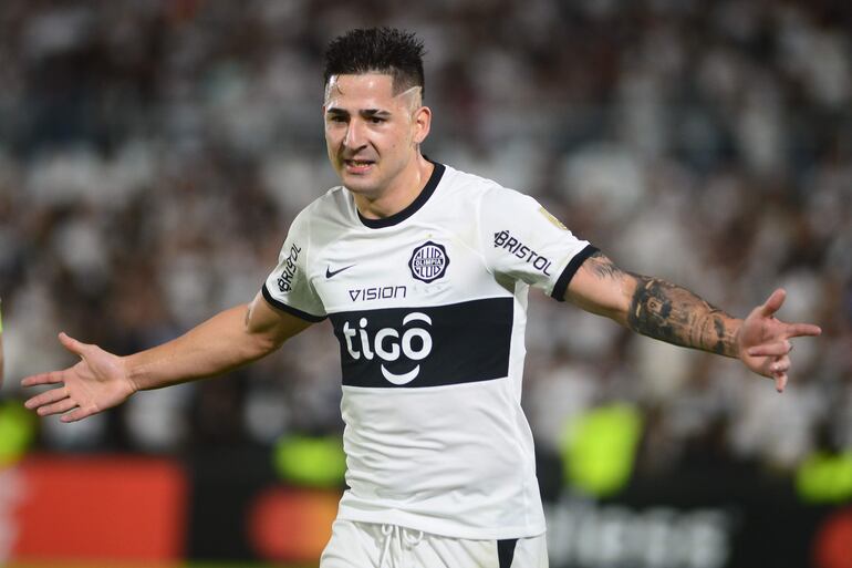 Guillermo Paiva de Olimpia celebra su gol en un partido de fase de grupos de la Copa Libertadores entre Olimpia y Atlético Nacional en el estadio Defensores del Chaco en Asunción (Paraguay).