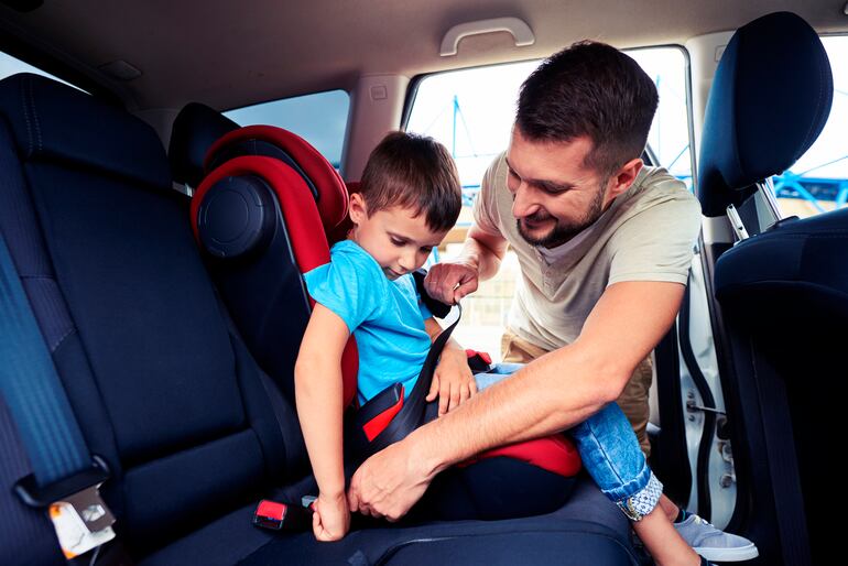 Los niños deben viajar obligatoriamente en las sillas de seguridad (car seat).