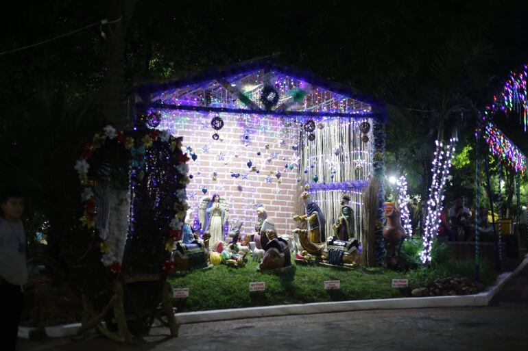 El pesebre gigante de San Antonio instalado en la plaza central. Todos los artículos fueron comprados de artesanos de Areguá.