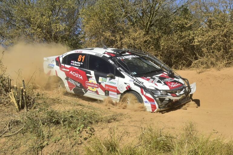 El Honda Civic de Enrique Benítez en plena carrera de la edición 48 del Rally del Chaco.