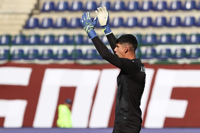 Ángel González, portero de Paraguay Sub 23, celebra el penal atajado a Endrick, delantero de Brasil, en un partido por el Preolímpico Sudamericano Sub 23 en el estadio Nacional Brígido Iriarte, en Caracas, Venezuela.