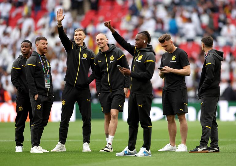 Los futbolistas del Borussia Dortmund salen al césped y observan el marco en la previa de la final de la Champions League con Real Madrid. 