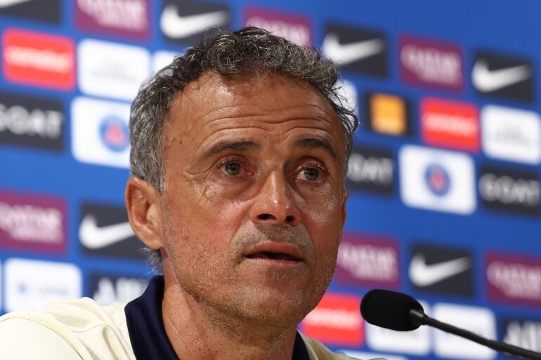 El entrenador en jefe de Paris Saint Germain, Luis Enrique, asiste a una conferencia de prensa después de una sesión de entrenamiento en el complejo deportivo del club en Poissy, cerca de París, Francia, el 18 de agosto de 2023.