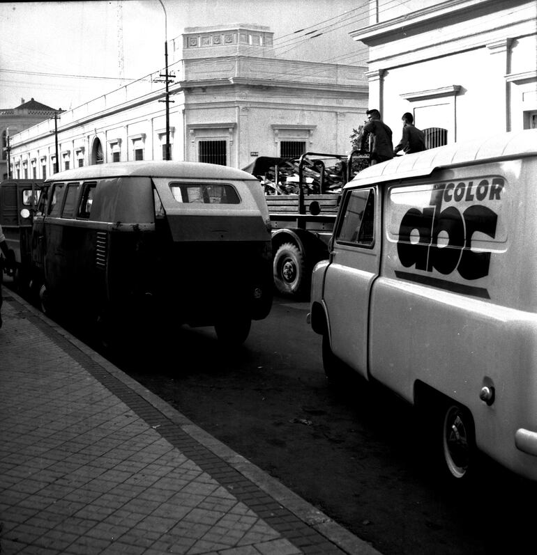 Un panorama del tránsito sobre la calle Presidente Franco en 1968.