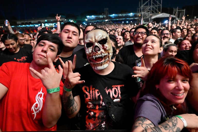 Algunos de los fanáticos de Slipknot que asistieron al concierto llevaron las máscaras características del grupo.