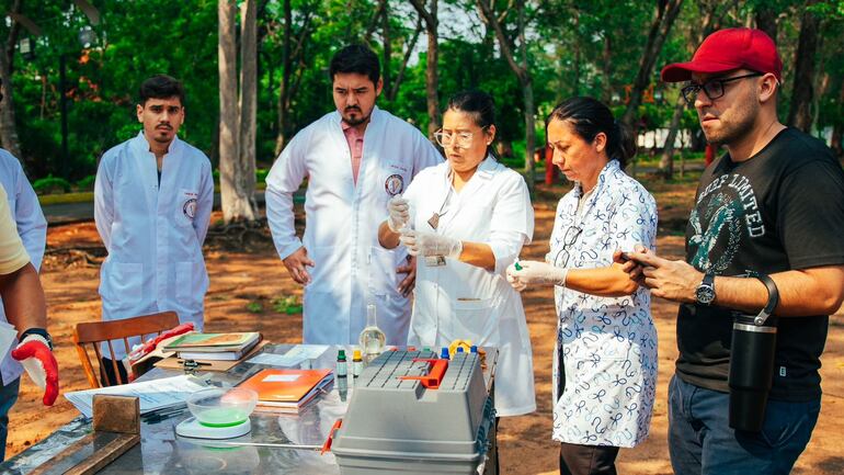 Un grupo de profesionales de la Facultad de Ciencias Veterinarias (FCV) de la Universidad Nacional de Asunción (UNA) trabajan en la intervención de la laguna de la ciclovía de San Lorenzo.