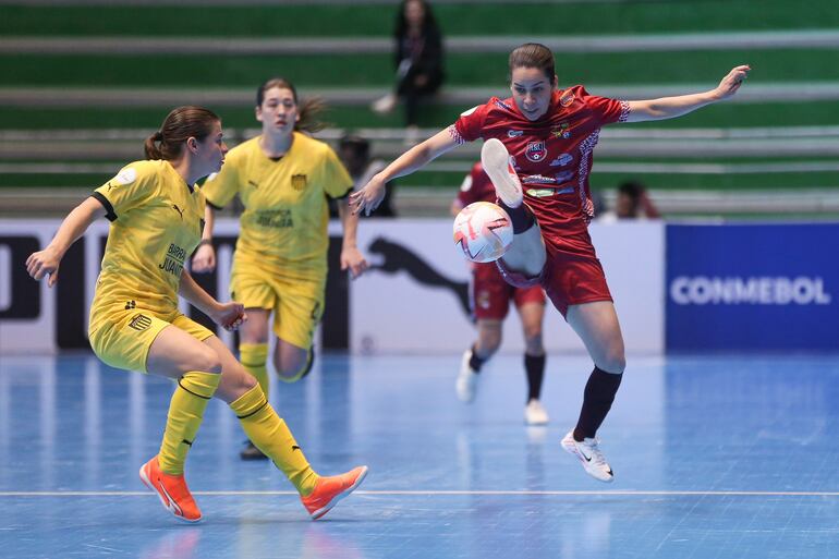 Liz Karina Sosa impuso “presencia”, ayer, contra Peñarol. Fue victoria de Ysaty.