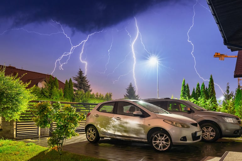 Un auto es una buena opción para protegerse de las descargas eléctricas, mientras nos mantengamos en el interior con los vidrios cerrados.