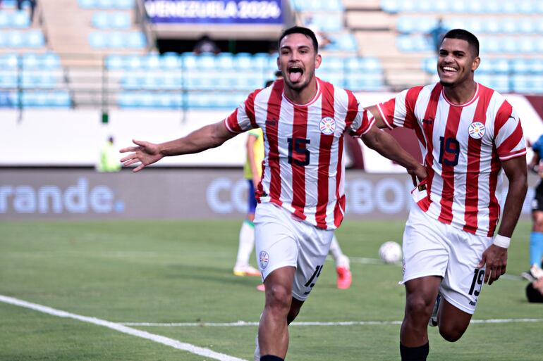 El festejo del que nos dio el alegrón contra Brasil. Fabrizio José Peralta celebra el gol anotado y lo secunda Marcelo Pérez (19).