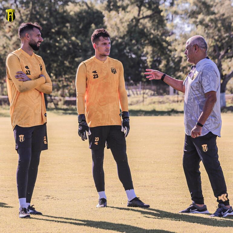 El entrenador Francisco Arce en plena charla con los arqueros Martín Rodríguez y Gaspar Servio.