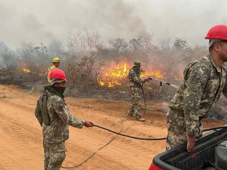 Personal militar fue desplegado para el combate del incendio en la zona del Cerro Chovoreca.