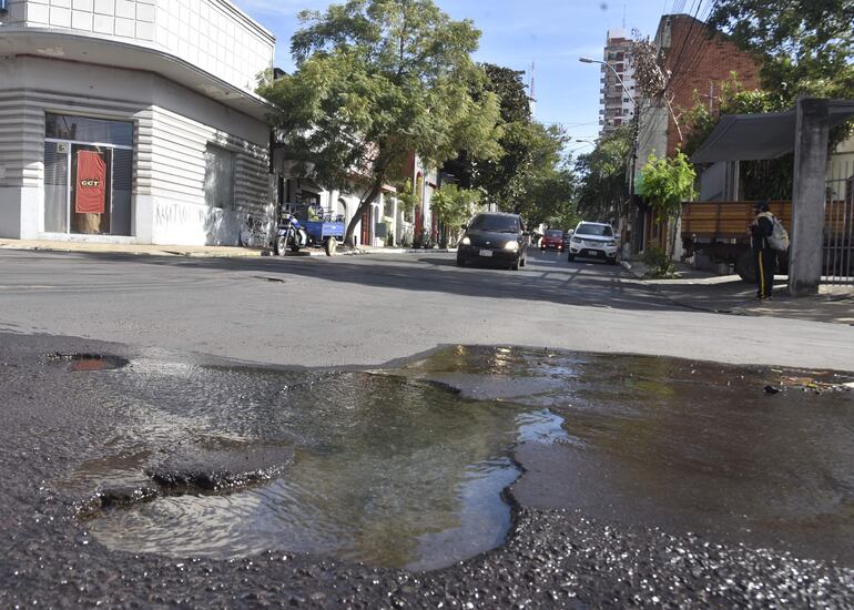 Mientras el ente deja sin agua a miles de usuarios, las calles de Asunción reportan "nacientes" por caños rotos.