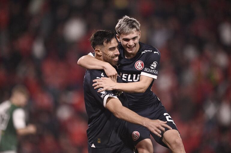 El paraguayo Gabriel Ávalos (i), futbolista de Independiente, celebra un gol en el partido frente a Banfield por la quinta fecha de la Liga Profesional de Argentina en el estadio Libertadores de América-Ricardo Bochini, en Avellaneda, Argentina.