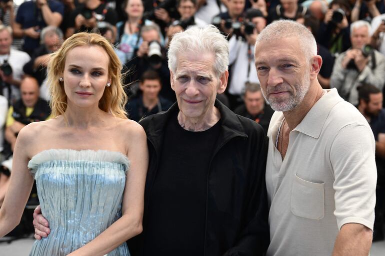 La actriz Diane Kruger, el cineasta David Cronenberg y el actor Vincent Cassel en Cannes para la presentación de "The Shrouds", el martes.
