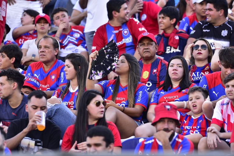 Hinchas de Cerro Porteño en el Defensores del Chaco, para el Superclásico.