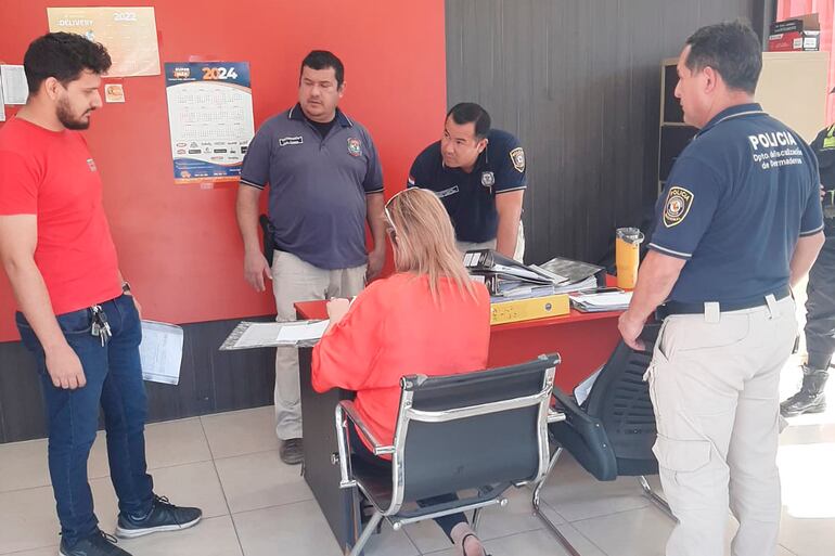 La Policía y la Fiscalía en la playa de venta de vehículos Steven Automotores, en Ñemby.