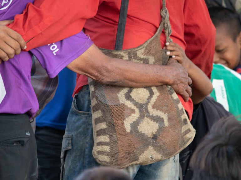 A través de las imágenes, los visitantes podrán sumergirse en la riqueza de su cultura, sonidos, cantos y sabiduría compartida entre hombres, mujeres, niños, jóvenes y ancianos.