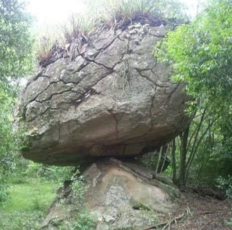 La piedra equilibrista que se encuentra en el balneario Paso Carreta.