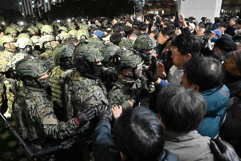 Enfrentamientos entre los soldados y civiles en Corea del Sur. 