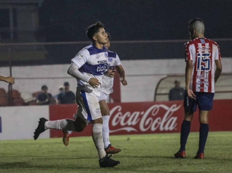 El volante ofensivo de Valois Rivarola, José Galeano celebra uno de sus dos tantos de ayer. (Foto: APF)