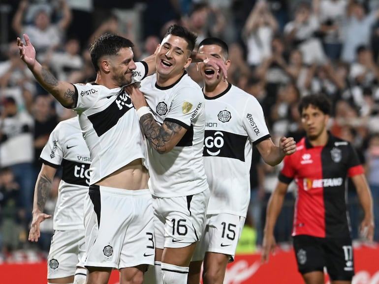 Alejandro Silva (i), jugador de Olimpia, festeja un tanto contra melgar de Perú por la fase de grupos de la Copa Libertadores en el estadio Manuel Ferreira, en Asunción.