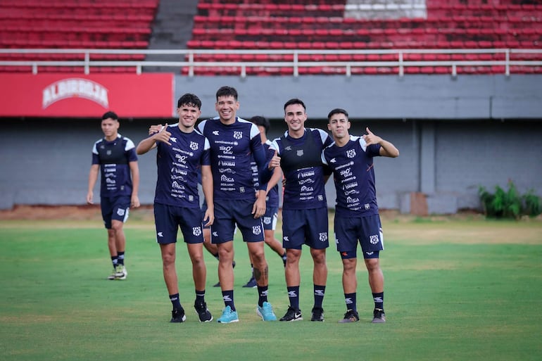 Marcos Caballero, César Castro, Juan Segundo Feliú y Ronald Cornet, futbolistas del Sportivo 2 de Mayo.