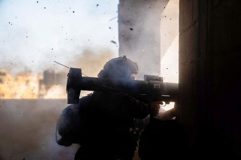 Un soldado israelí dispara con un lanzacohetes en la Franja de Gaza.