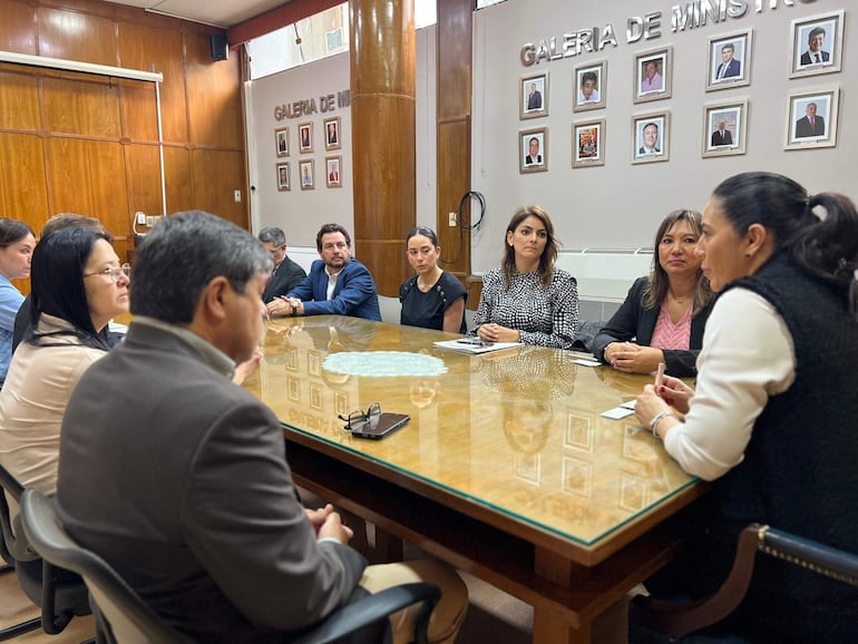 La ministra Claudia Centurión se reunió con los representantes de la empresa Calzada Construcciones antes de la firma del contrato.