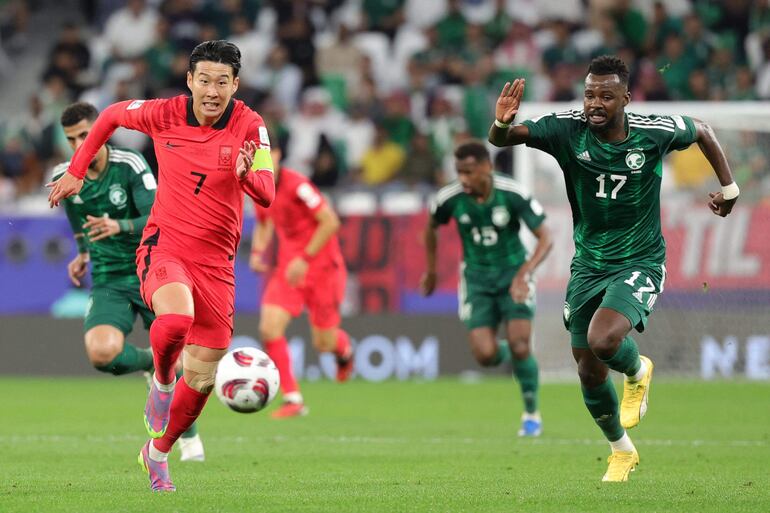 Son Heung-min (i), capitán de Corea del Sur, en acción ante Hassan al-Tambakti, de Arabia Saudí, en duelo de octavos de final de la Copa de Asia 2024.