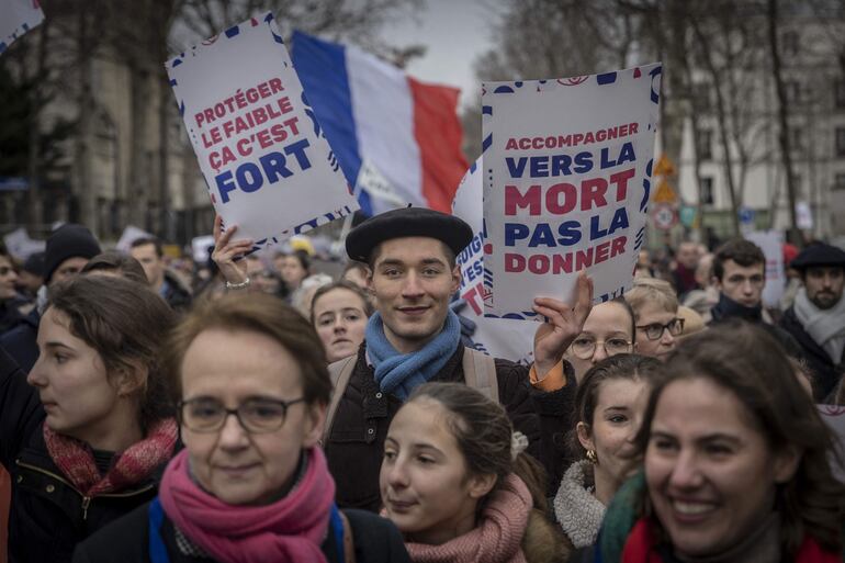 Manifestantes anti aborto protestan en París, Francia, el pasado domingo.