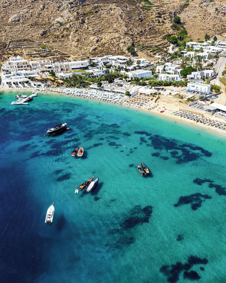 Explorar las playas de Mykonos y disfrutar de los beach clubs.