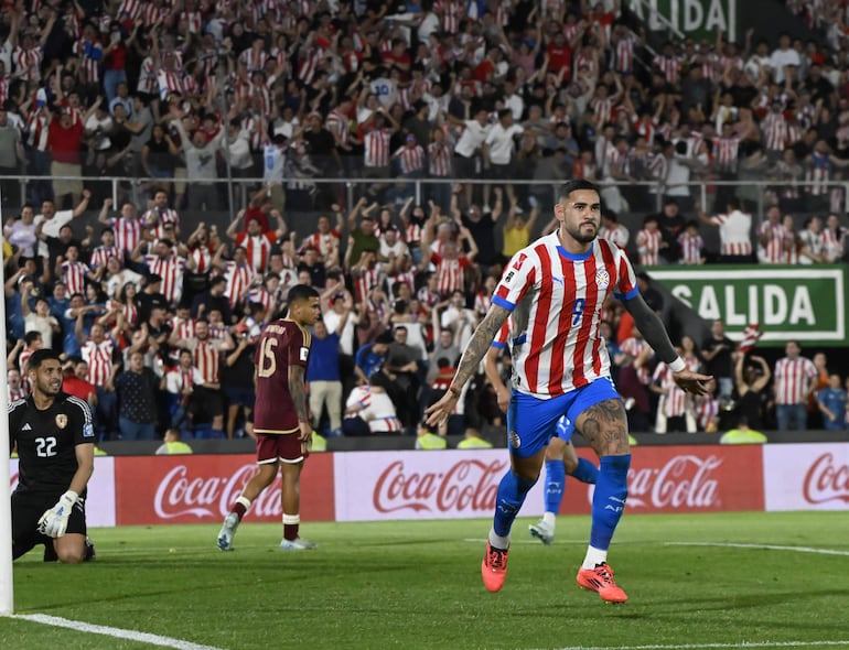 Arnaldo Antonio Sanabria (28 años) fue la figura goleadora de la Albirroja contra Venezuela.