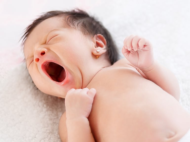 Niña bostezando debido al sueño. (EFE)