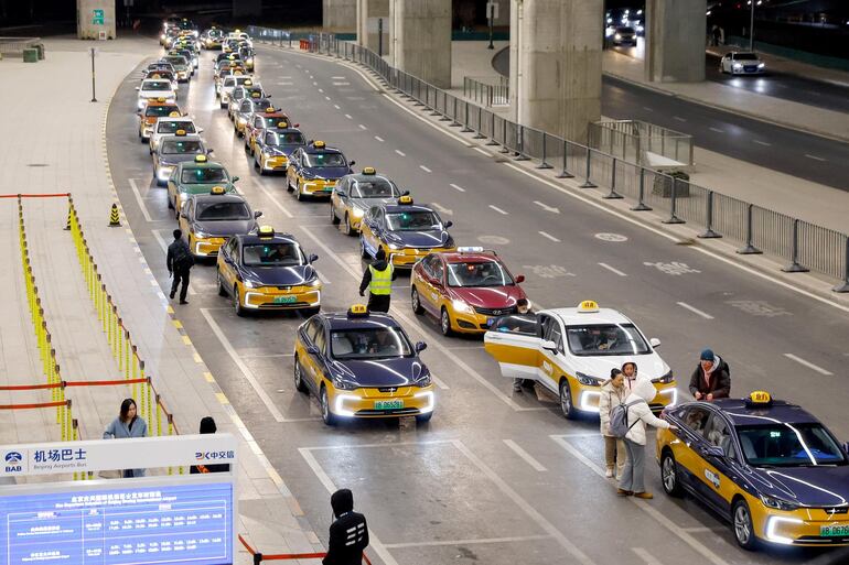 Alineación de taxis en el Aeropuerto Internacional Daxing de Beijing, China, 26 de enero de 2024